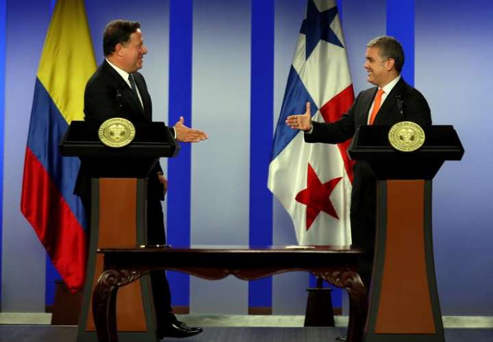  El presidente de Colombia Iván Duque (d) saluda a su homólogo de Panamá Juan Carlos Varela luego de ofrecer una declaración conjunta. EFE
