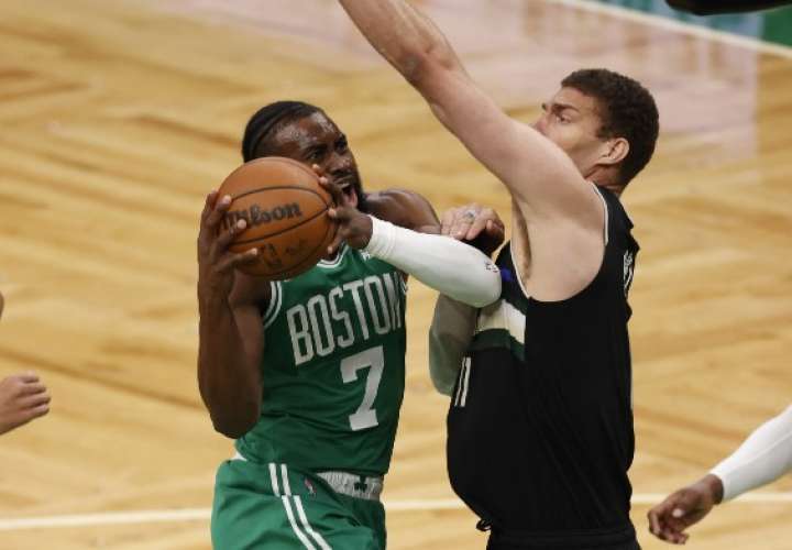 Jaylen Brown (izq.) fue el jugador más destacado por los Celtics de Boston. Foto: AP
