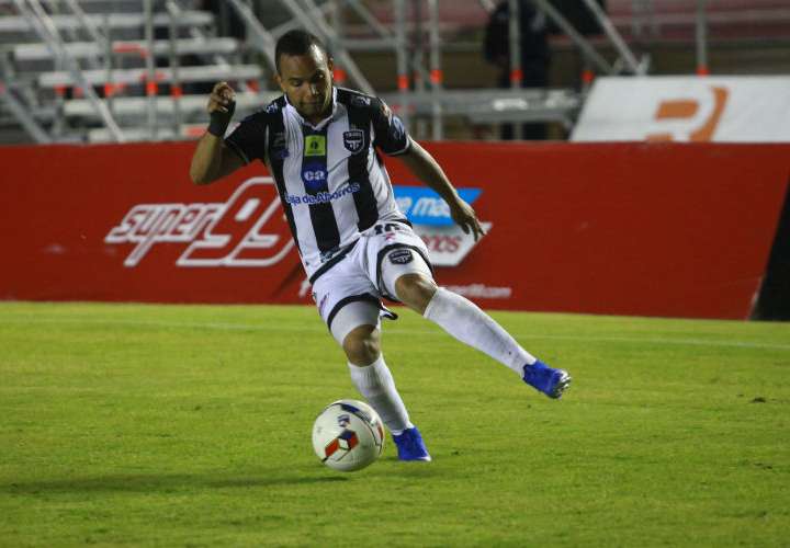 Jesús Chuito González fue un jugador importante en la obtención del título para el Tauro. Foto: Anayansi Gamez