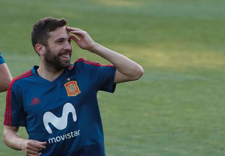 El jugador de España Jordi Alba participa en un entrenamiento ayer. Foto EFE