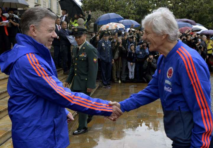 El mandatario Juan Manuel Santos (i) y el técnico de Colombia, José Néstor Pekerman (d).  Foto: EFE