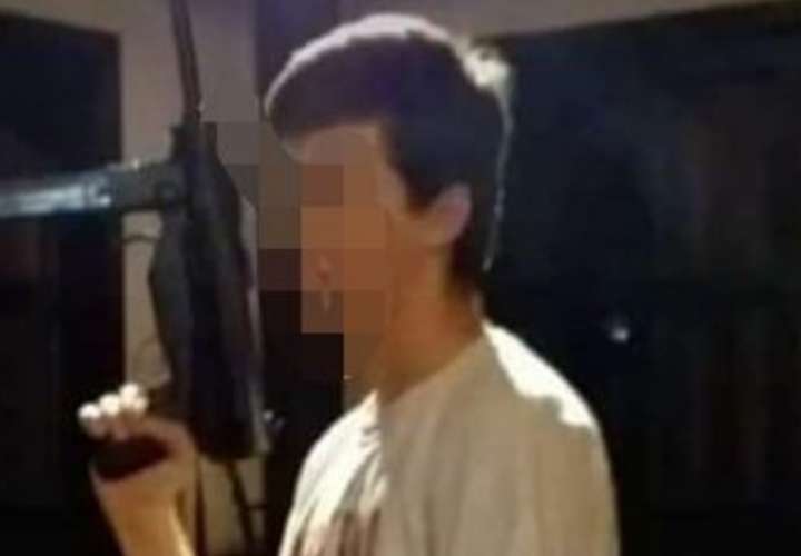 Joven de 15 años amenazó a sus compañeros con una ametralladora