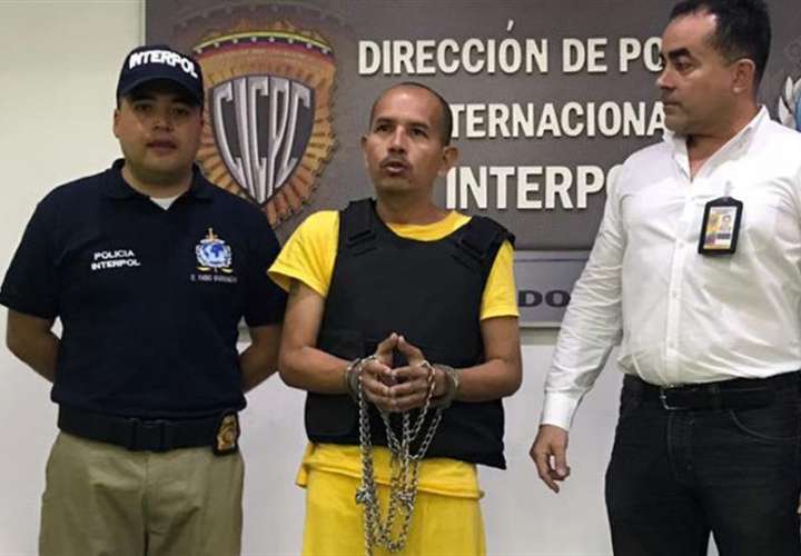 Juan Carlos Sánchez Latorre (c), conocido por el alias de Lobo Feroz, antes de ser extraditado desde Venezuela hacia Colombia. EFE