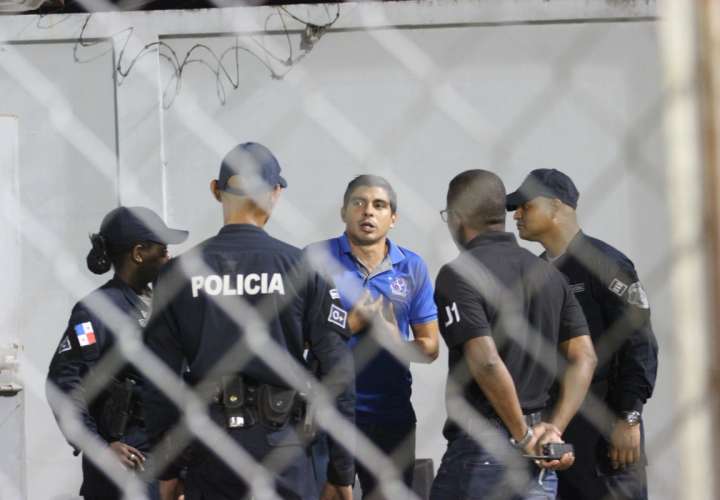 Juan Ramón Solís fue abordado por la seguridad del estadio &quot;Muquita&quot; Sánchez, la noche del viernes. /EFE