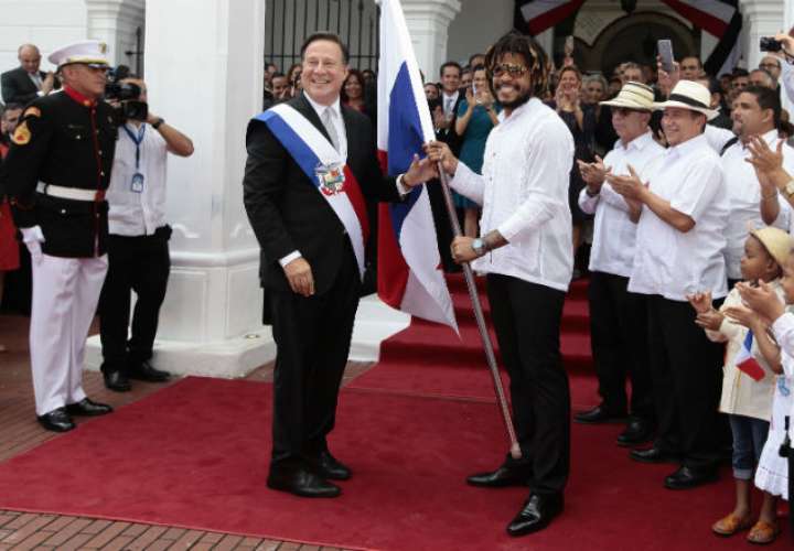 El presidente de Panamá Juan Carlos Varela junto al jugador Román Torres. Foto: Anayansi Gamez