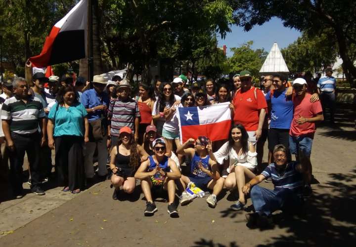 Jubilados protestan bajo la mirada de peregrinos de Costa Rica