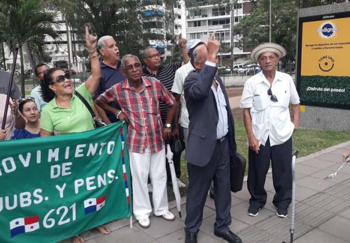 Despiden con protestas a ministra de Trabajo y presidente Varela