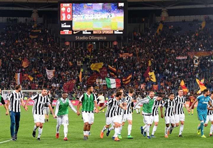 Jugadores de la Juventus celebran la victoria. Foto: EFE