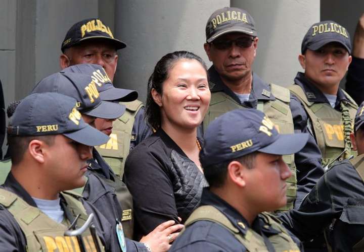 Fotografía tomada en el pasado 1 de noviembre en la que se registró a la principal líder de la oposición en Perú, Keiko Fujimori (c), quien purga una pena de 36 meses de prisión preventiva. EFEArchivo