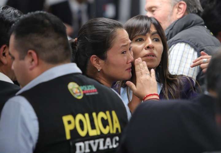 Keiko Fujimori (c) llora luego de que fue ordenada su liberación, en Lima (Perú). EFE