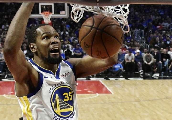 Durant ganó títulos con Golden State en 2017 y 18, pero estuvo lesionado durante buena parte de la última postemporada. Foto: AP