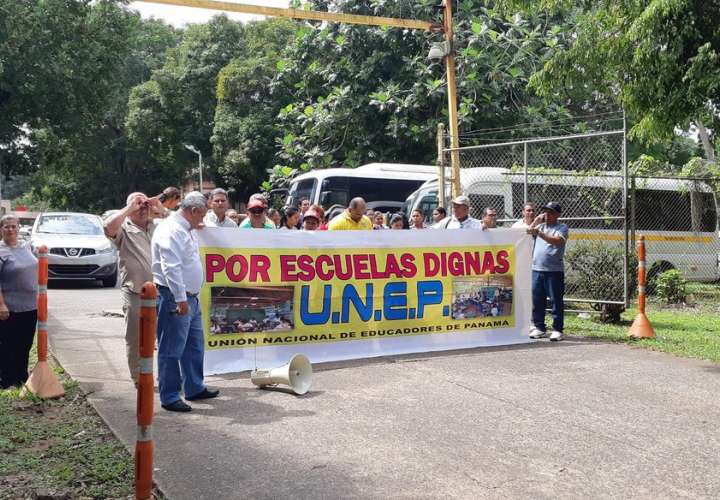 Docentes protestan en Meduca para exigir pagos de más de 8 quincenas
