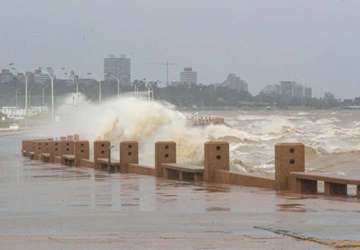 Vista hoy del mar picado en la rambla de Montevideo (Uruguay). 