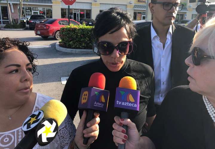 La hija del cantante mexicano José José, Marysol Sosa (c), fue registrada al hablar con periodistas el pasado domingo, en una comisaría en el condado de Miami-Dade (Florida, EE.UU). EFE