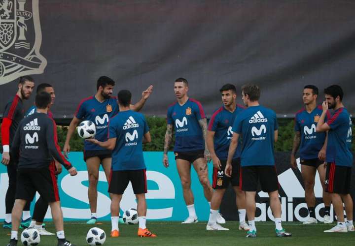 Jugadores de España asisten a un entrenamiento hoy, miércoles 27 de junio de 2018, durante el Mundial de Rusia 2018. Foto EFE