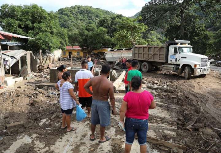 Labores de limpieza de escombros en calles y casas inundadas en el Valle de Sula, causadas por las tormentas tropicales Iota y Eta. EFE