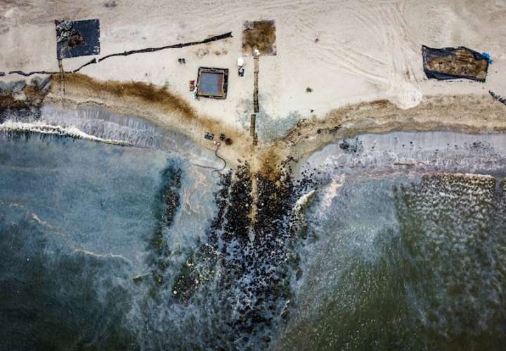 otografía aérea de dron que muestra las labores de limpieza el 28 de enero, en las playas de Ancón (Perú). EFE