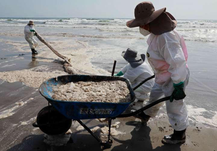 Trabajadores realizan labores de limpieza, tras un derrame de crudo en una refinería operada por la petrolera española Repsol, en las playas de Ventanilla (Perú). EFE
