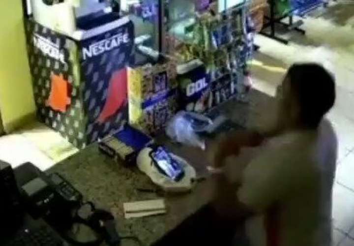  Robo a mano armado en tienda de conveniencia en Chiriquí  [Video]