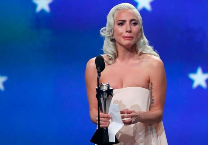 Lady Gaga rompió en llanto al ganar en los 'Critics' Choice Awards'