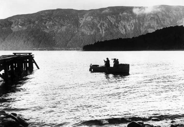 Fotógrafos en barca atraviesan el lago Ness. (Foto sin fecha, alrededor de 1935). EFE
