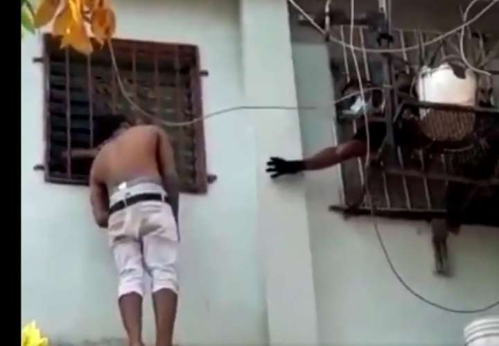 Rescatan a un hombre que intentó saltar de un edificio en El Chorrillo 