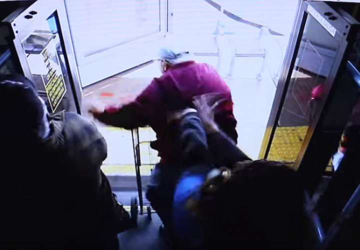 EEUU: Mujer empuja adulto mayor con andadera desde un autobús y muere (Video)