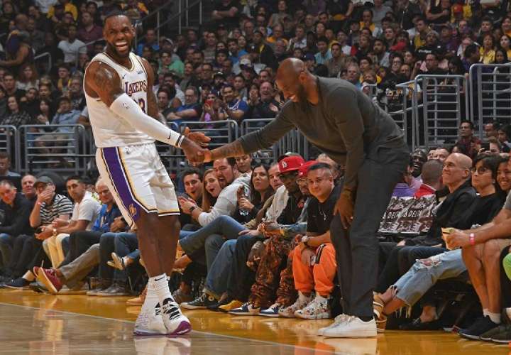 LeBron James y Kobe Bryant / AP