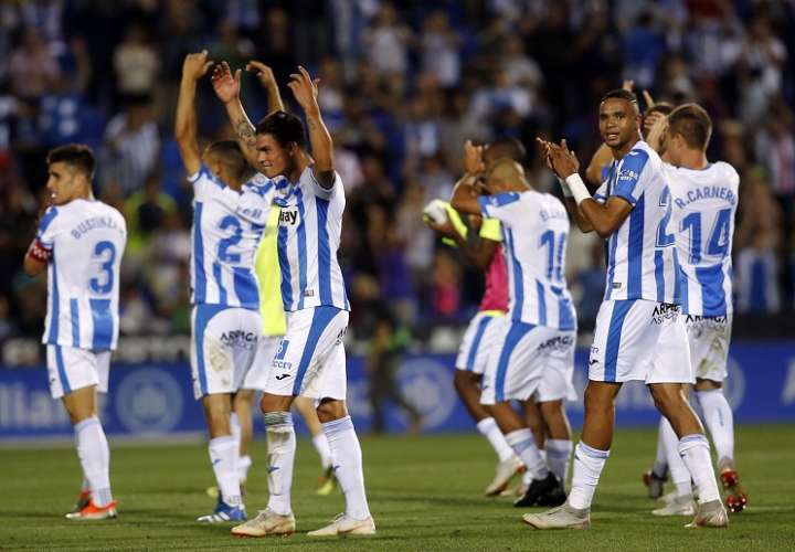 Jugadores del Leganés celebran con su afición la victoria./ Foto AP