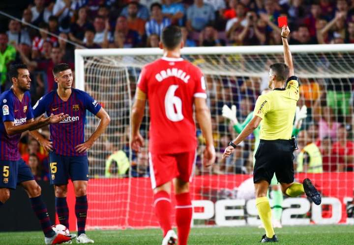El colegiado Gil Manzano (d) muestra la cartulina roja al defensa francés del FC Barcelona Clément Lenglet (2-i)./ EFE