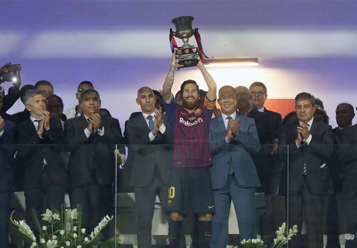 El capitán del FC Barcelona Leo Messi levanta el trofeo de campeón tras la final de la Supercopa de España./EFE
