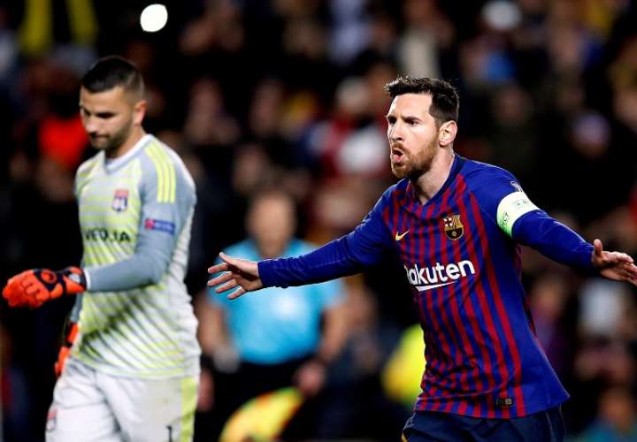 El delantero argentino del Barcelona Lionel Messi celebra su primer gol ante el Olympique de Lyon./ EFE