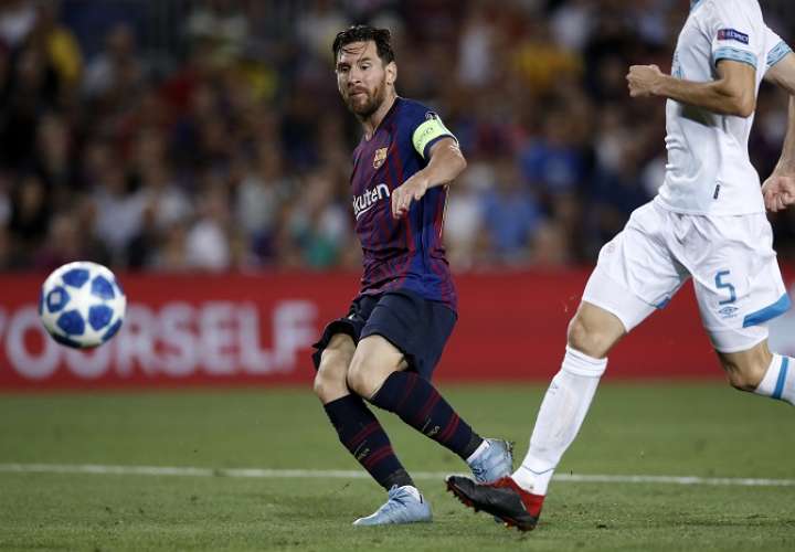 Lionel Messi, figura del FC Barcelona, en plena definición. / EFE
