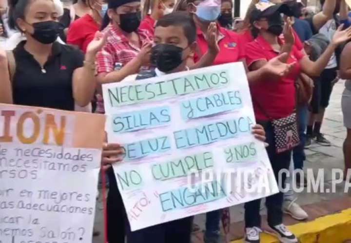 Comunidades educativas de Arraiján protestan en la Presidencia 
