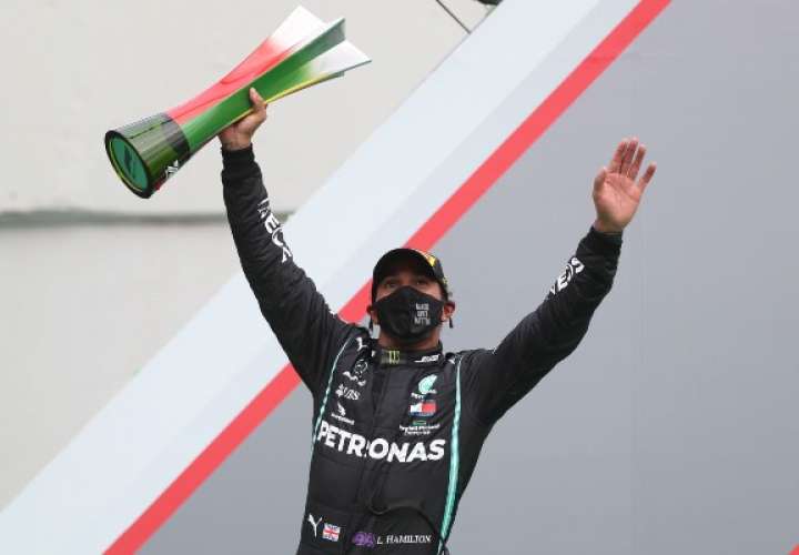 Lewis Hamilton celebra su victoria.