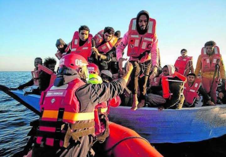  Muertas 43 personas al naufragar un barca precaria frente a la costa de Túnez