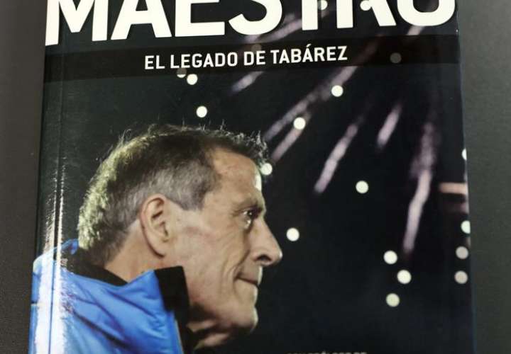 Registro de la tapa del libro &quot;Maestro&quot;, un trabajo que aborda el proceso del entrenador Óscar Washington Tabárez al frente de la selección uruguaya de fútbol. Foto EFE