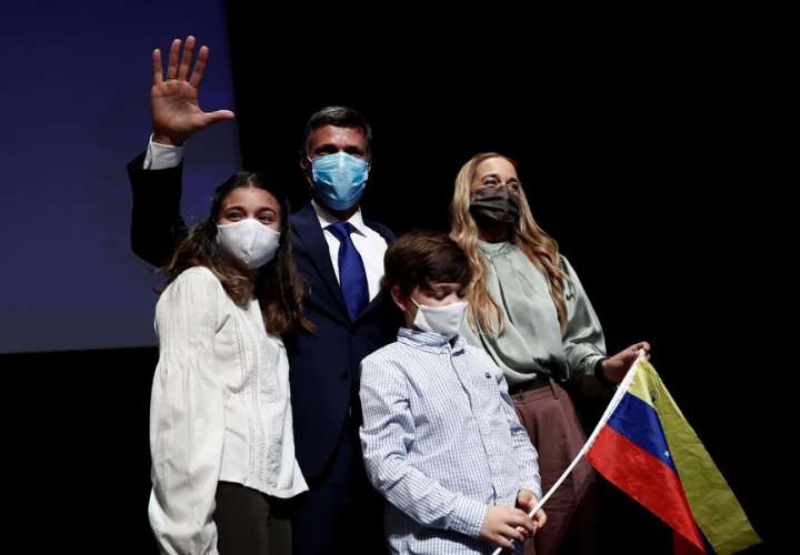 El líder opositor venezolano Leopoldo López (2-i) posa para los medios junto a su mujer, Lilian Tintori (i), y sus hijos Leopoldo (2-d) y Manuela (i) tras comparecer este martes ante los medios en Madrid. EFE
