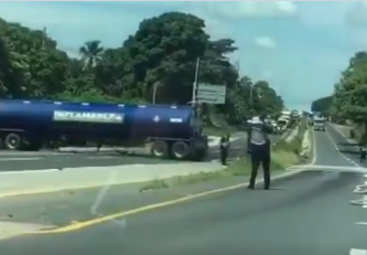 Mula cargada con combustible queda en medio de la vía Interamericana [Video]