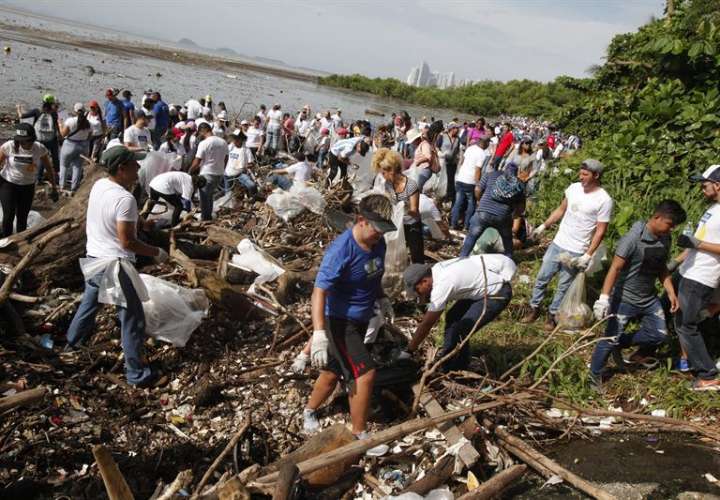 Voluntarios participan en una jornada de limpieza de playas en un sector de la Bahía de Panamá hoy, domingo 23 de septiembre de 2018, en Ciudad de Panamá (Panamá). EFE
