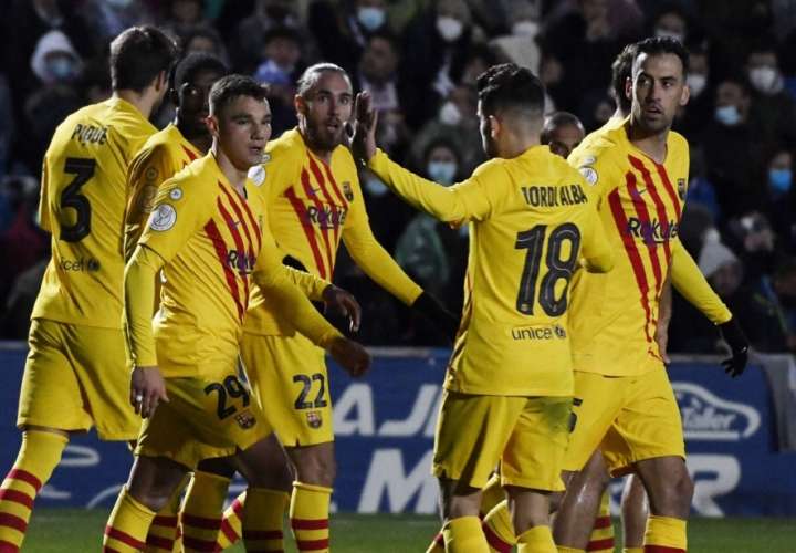 El delantero del Barcelona Ferrán Jutglá (3-i) celebra con sus compañeros tras marcar el 1-2. /EFE