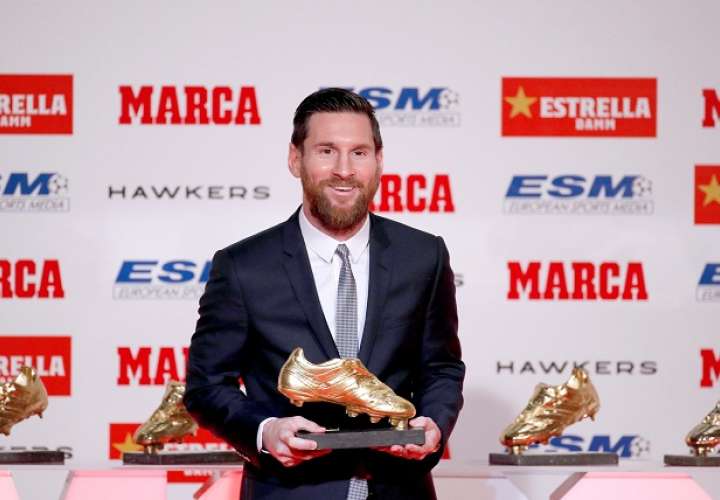 El delantero argentino del Barcelona, Leo Messi, posa tras recibir su quinta Bota de Oro como máximo goleador. Foto: EFE