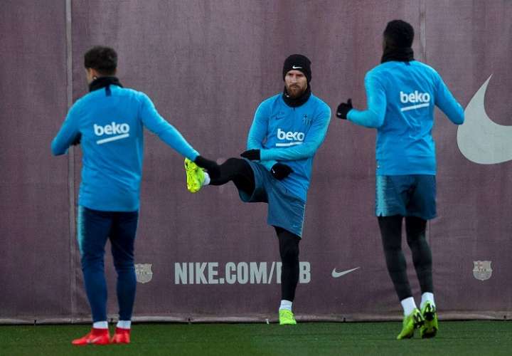 El delantero argentino Lionel Messi (centro) durante el entrenamiento que realiza la plantilla barcelonista hoy. Foto: EFE