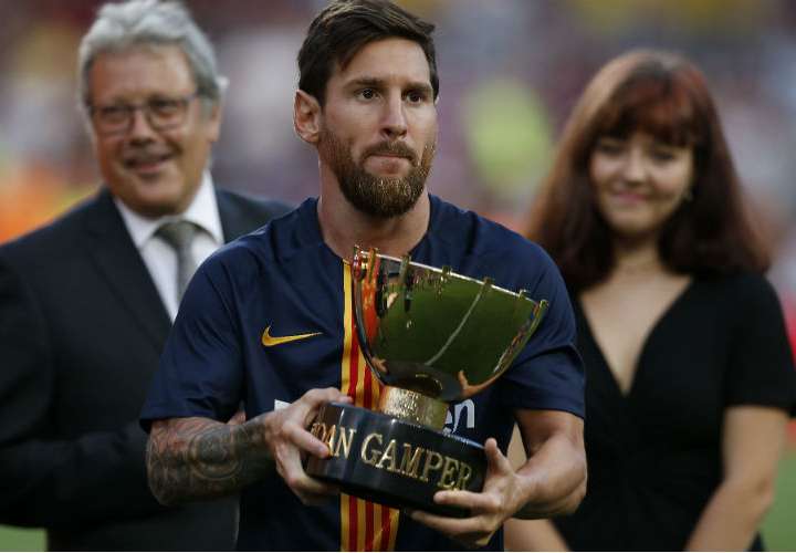 Lionel Messi sostiene el trofeo Joan Gamper, luego de que el Barcelona derrotara al Boca Juniors. Foto: EFE