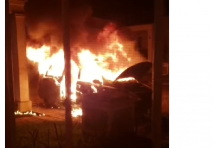 Las llamas acaban con un auto en Arraiján