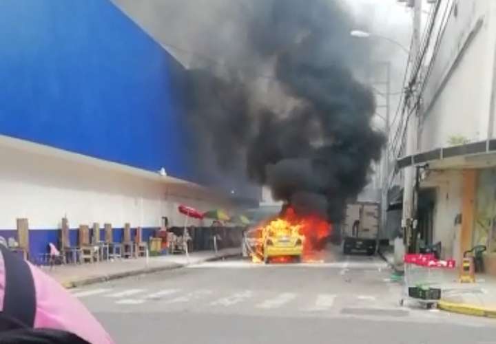 Fuego arrasa con taxi en David [Video]