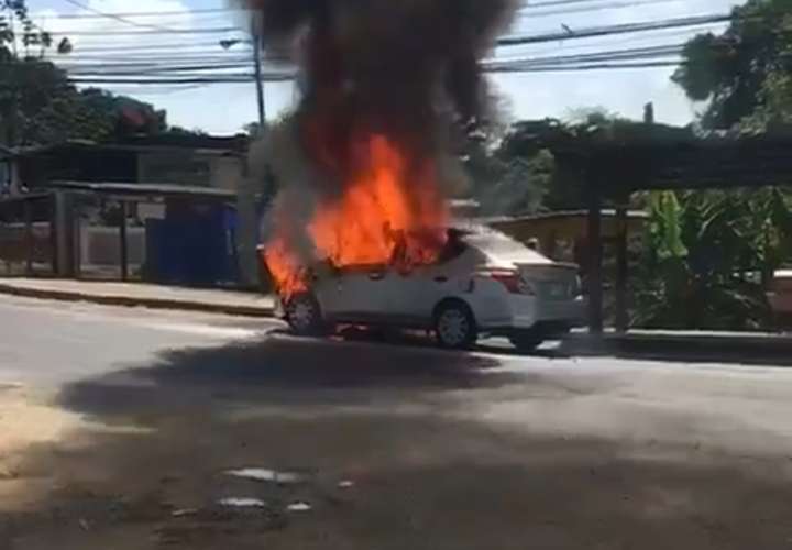 Las llamas acabaron con vehículo en La Cabima [Video]