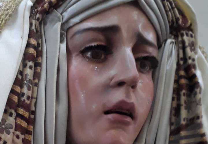Se acercan a ver las lágrimas de la Virgen