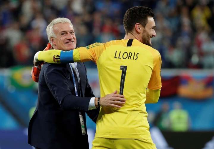 El técnico francés Didier Deschamps y el portero francés Hugo Lloris celebran la victoria tras el partido Francia-Bélgica, de semifinales del Mundial de Fútbol de Rusia 2018./EFE