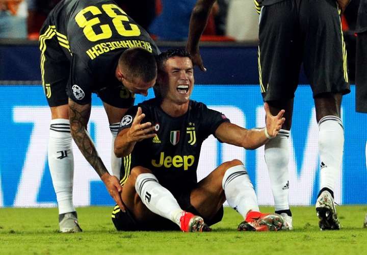 Cristiano Ronaldo se lamenta tras recibir la tarjeta roja. /EFE